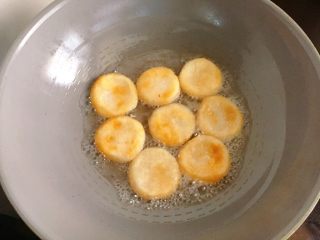 8、红糖麻糍,添入准备好的开水，水量以没过面团的一半为宜