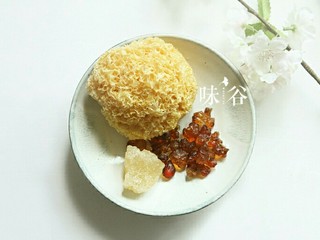 1、养颜美容桃胶银耳羹,准备好材料。