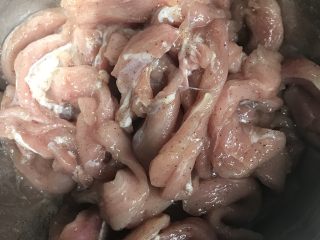 1、溜肉段,里脊肉切条洗净控干水分加入盐、料酒、胡椒粉、水、油拌匀腌制1小时以上