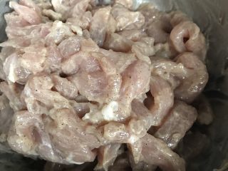 2、溜肉段,加入蛋清和淀粉抓匀上浆