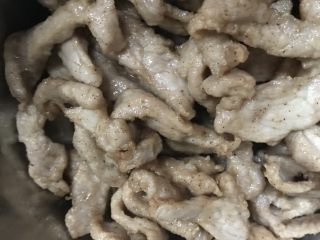 3、溜肉段,热锅内放入油，冒小泡，下入里脊滑熟，呈出控油备用