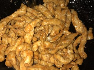 6、溜肉段,锅内放少许油，碗汁倒入，熬成浓汁，倒入备好的里脊翻炒均匀，没有多余的汤汁即可！