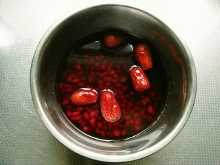 2、杂粮豆沙包,将原料用清水浸泡5个小时左右