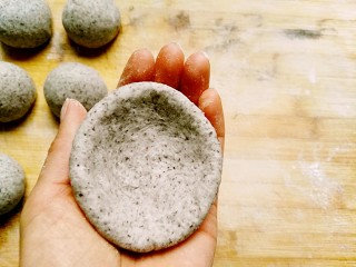 11、杂粮豆沙包,取其中一个，两手轻拿，边转边捏成饼窝