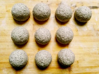 14、杂粮豆沙包,依次做好所有的豆沙包，收口朝下，松弛醒发10分钟