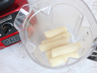 3、蓝莓山药泥,蒸熟的山药放入料理杯中。