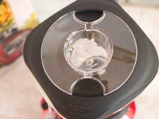 5、蓝莓山药泥,盖上破壁机的上盖。