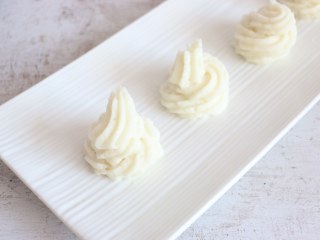 9、蓝莓山药泥,挤入自己喜欢的造型。