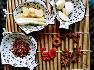 1、#秋味儿#鲍鱼红烧肉,准备好各种调味料。加入几片山楂可以让肉更易软烂入味。