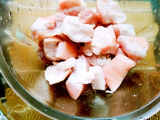 2、#秋味儿#鲍鱼红烧肉,将五花肉洗净，切成正方形。五花肉选取肥瘦相间有三层肉的。