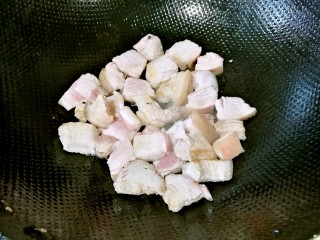 3、#秋味儿#鲍鱼红烧肉,开火，锅热后加入茶油，加入花椒爆香，捞去花椒，加入姜片，将五花肉倒入，改小火煎至两面微黄。这个步骤很重要，是红烧五花肉香浓的关键。