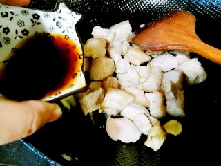 4、#秋味儿#鲍鱼红烧肉,改大火，加入料酒炒香。