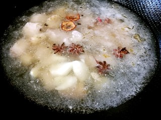 5、#秋味儿#鲍鱼红烧肉,加水，加入香料、蒜瓣、山楂，大火煮开。