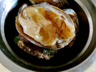 7、#秋味儿#鲍鱼红烧肉,这个时间来处理鲍鱼。将鲍鱼洗净。