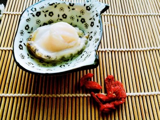 8、#秋味儿#鲍鱼红烧肉,用手将鲍鱼从壳中掰出，剔去背面的肠及废物，洗净。