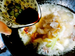 10、#秋味儿#鲍鱼红烧肉,五花肉熬煮半小时后，加入酱油、红糖、葱头，改大火熬煮十五分钟，将汤汁收浓。