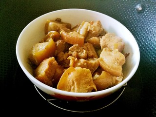 11、#秋味儿#鲍鱼红烧肉,将鲍鱼摆在碗中，上面摆上煮好的红烧肉，浇上红烧汁，大火煮开锅中水后，隔水炖六分钟。