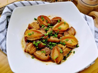 16、#秋味儿#鲍鱼红烧肉,鲍鱼新做法，美味不可挡哦。其实机体70%的胆固醇是机体自己产生的，只要控制摄入量，并合理搭配蔬菜和全谷物，不用担心红烧肉引起胆固醇升高和发胖哦。