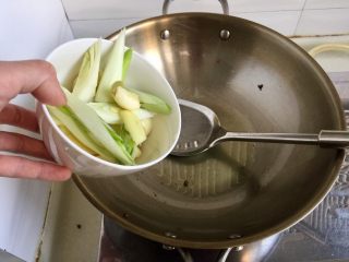 10、山药胡萝卜牛肉煲,加入姜片蒜粒葱白煸香