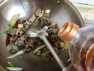 13、山药胡萝卜牛肉煲,淋上少许料酒，翻炒挥发酒气