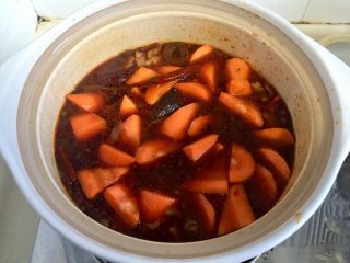 25、山药胡萝卜牛肉煲,转小火再炖20分钟