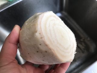 3、椰子粉葛煲老鸡～秋季滋养汤汤,粉葛去皮