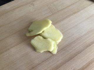 7、椰子粉葛煲老鸡～秋季滋养汤汤,姜切片