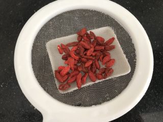 11、椰子粉葛煲老鸡～秋季滋养汤汤,枸杞子洗干净