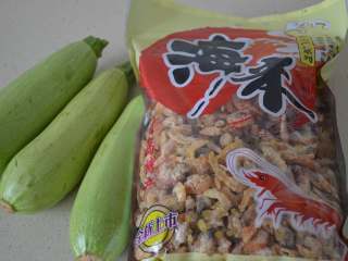 1、西葫芦炒海米,准备好所有食材。