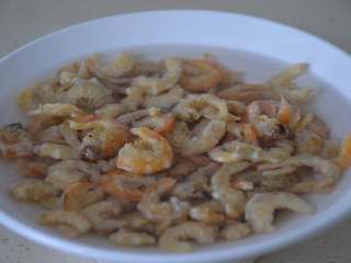 2、西葫芦炒海米,海米提前一小时泡发好。