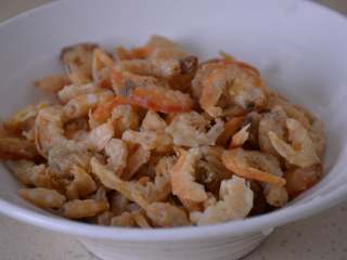 3、西葫芦炒海米,泡发好的海米反复清洗几遍，控干水分备用。