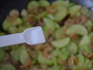 13、西葫芦炒海米,待西葫芦稍变软后，加半勺盐。因为海米有盐味，所以不要加太多盐。