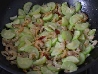 14、西葫芦炒海米,炒匀即可出锅。