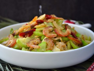 15、西葫芦炒海米,味道鲜美的西葫芦炒海米。