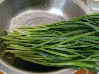 2、家庭版&肉三鲜混沌,韭菜洗净备用