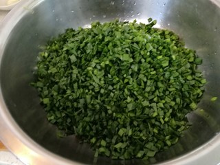 4、家庭版&肉三鲜混沌,切韭菜（如图）