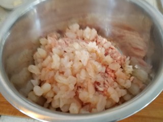 5、家庭版&肉三鲜混沌,虾仁切碎（不用太碎，虾仁大点好吃）和肉馅放在一起。