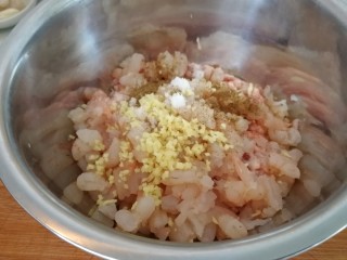 6、家庭版&肉三鲜混沌,加姜沫，盐，糖，花椒面。