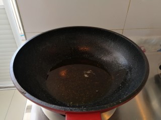 7、家庭版&肉三鲜混沌,起油锅，把半碗豆油烧开。