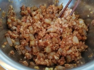 8、家庭版&肉三鲜混沌,加红烧酱油和耗油搅拌均匀，加烧开的豆油继续搅拌均匀。