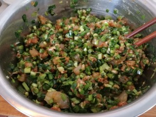 10、家庭版&肉三鲜混沌,顺时针搅拌均匀，闻着香喷喷，肉三鲜混沌馅拌好了。