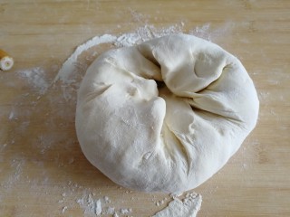 13、家庭版&肉三鲜混沌,开始包混沌啦，揉面（如图）揉的光滑有劲道。