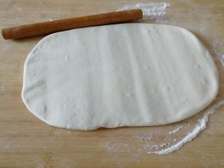 14、家庭版&肉三鲜混沌,擀成椭圆形（如图）