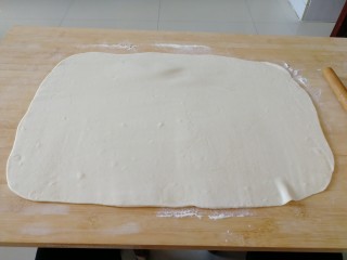 15、家庭版&肉三鲜混沌,擀面的时候要薄厚要均匀（如图）