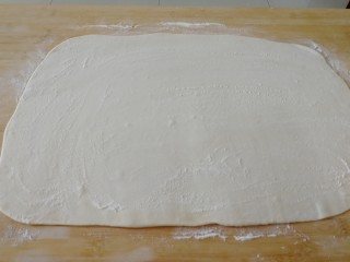 16、家庭版&肉三鲜混沌,撒上一层面粉继续擀皮，以免粘连。