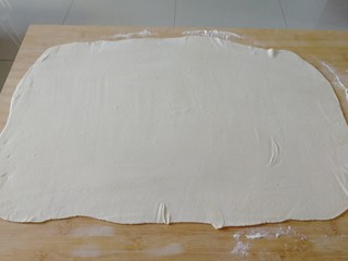 17、家庭版&肉三鲜混沌,翻个继续擀面（这道工序要慢慢赶，薄厚均匀），好了（如图）