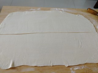 18、家庭版&肉三鲜混沌,中间叠出一道线，用刀切开（如图）