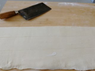 20、家庭版&肉三鲜混沌,用刀先划出均匀的两道线（如图）