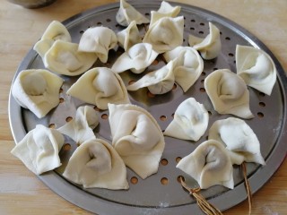 28、家庭版&肉三鲜混沌,依次把混沌包好（如图）