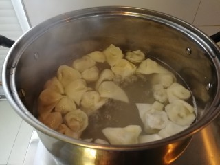 29、家庭版&肉三鲜混沌,烧开水煮混沌，开锅煮大约5分钟，看看已经鼓起来了就好了。